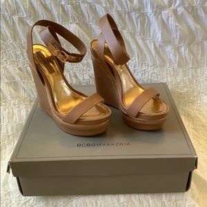 BRAND NEW BCBG Tan & Gold Wedges